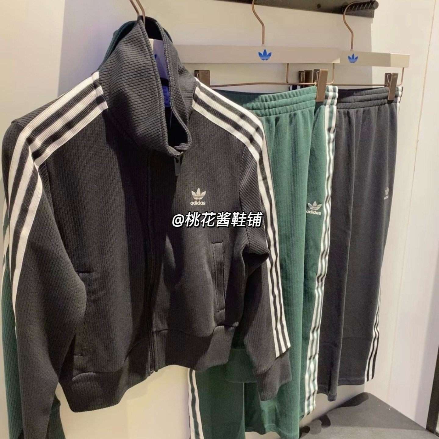 adidas阿迪达斯三叶草女子经典三条杠短款运动休闲外套夹克IY7278