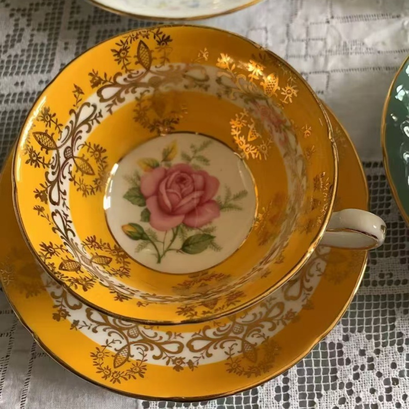 西洋古董 grafton黄釉金蕾丝杯底粉玫瑰阔口鎏金骨瓷杯碟在途