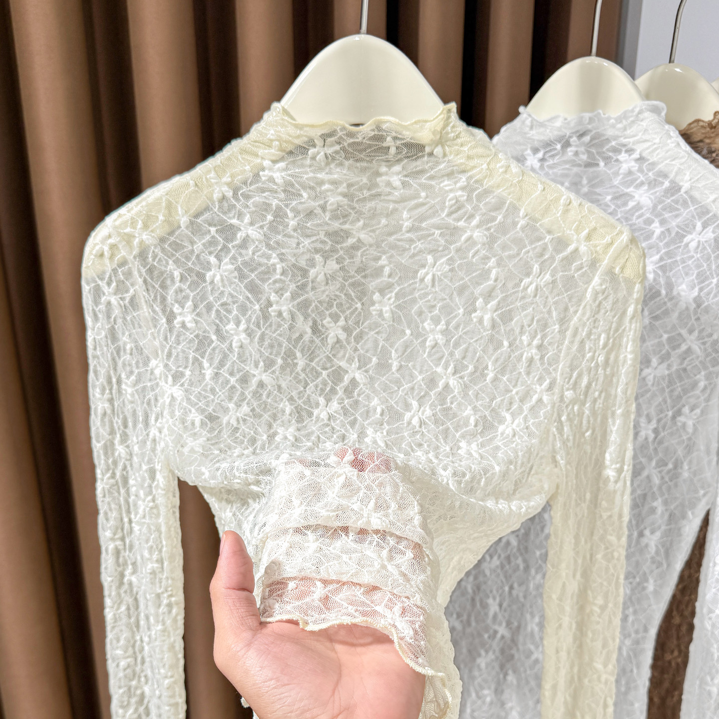 半高领钩花镂空网纱洋气长袖小衫女秋冬2025新款木耳边蕾丝打底衫