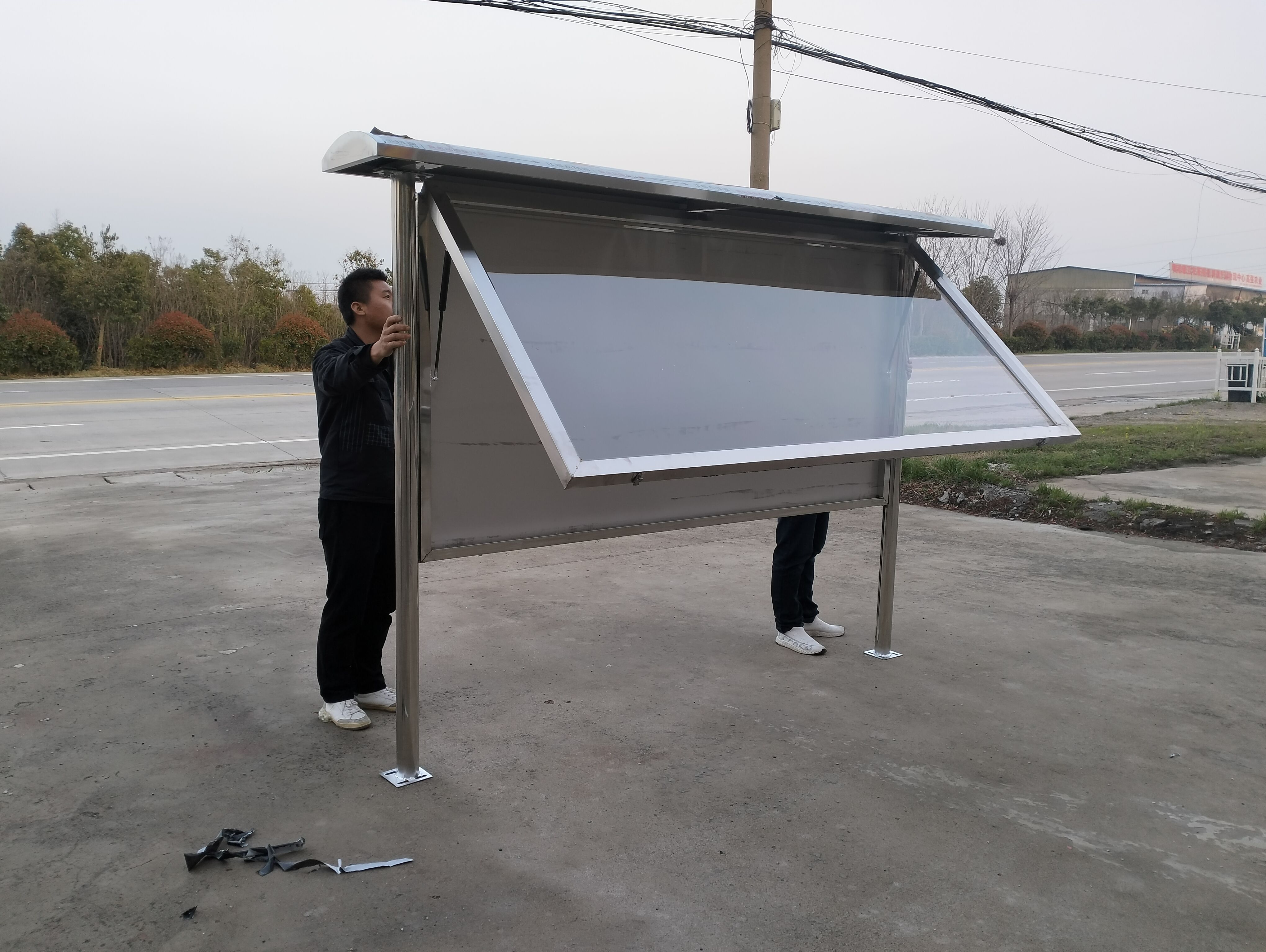 不锈钢户外防雨防风液压开启宣传栏公示展示栏落地式橱窗雨棚定制