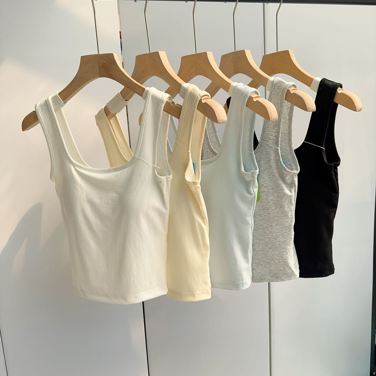 莱赛尔U领宽肩带修身舒适显瘦一体式美背内搭吊带自带胸垫背心