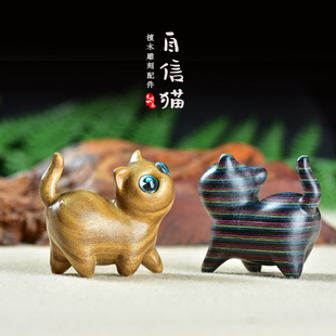 天然彩虹木自信小猫咪办公客厅小摆件绿檀木雕吊坠桌面茶宠摆件