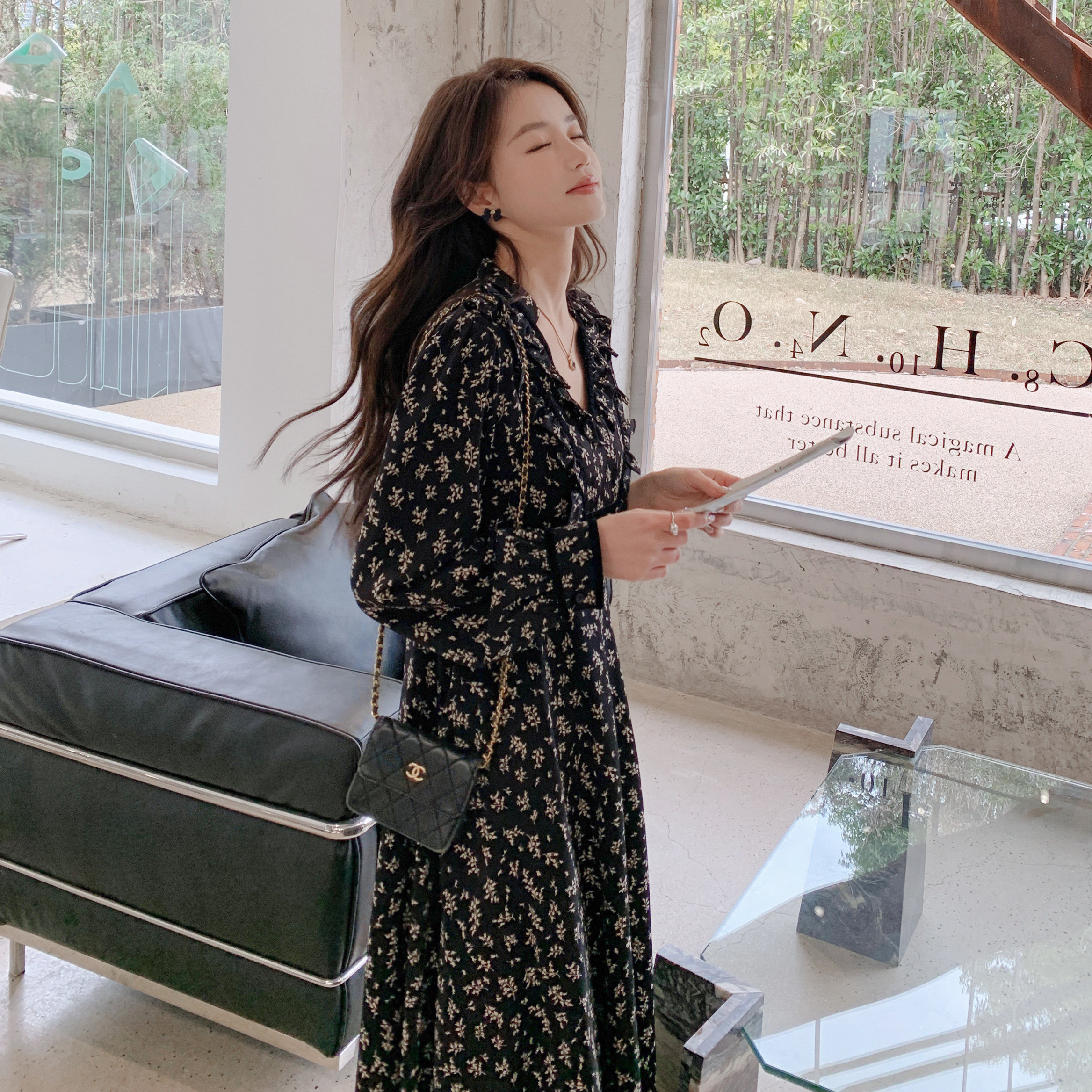黑色碎花连衣裙女2025春秋新款法式高级感气质显瘦赫本风V领长裙,女装连衣裙,安雅