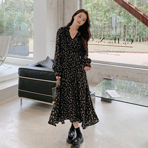黑色碎花连衣裙女2025春秋新款法式高级感气质显瘦赫本风V领长裙图片