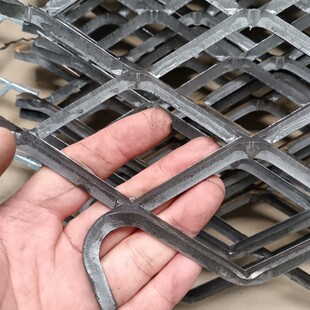 60刀重型钢板网菱形网片走道网吊顶网防护脚踏装饰钢结构平台踏步