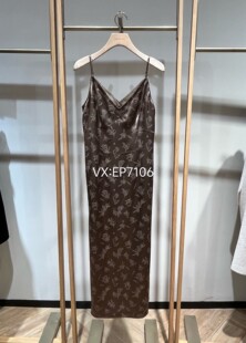 2199 EGKET4235A 咖色光泽感醋酸印花长裙 V领吊带连衣裙