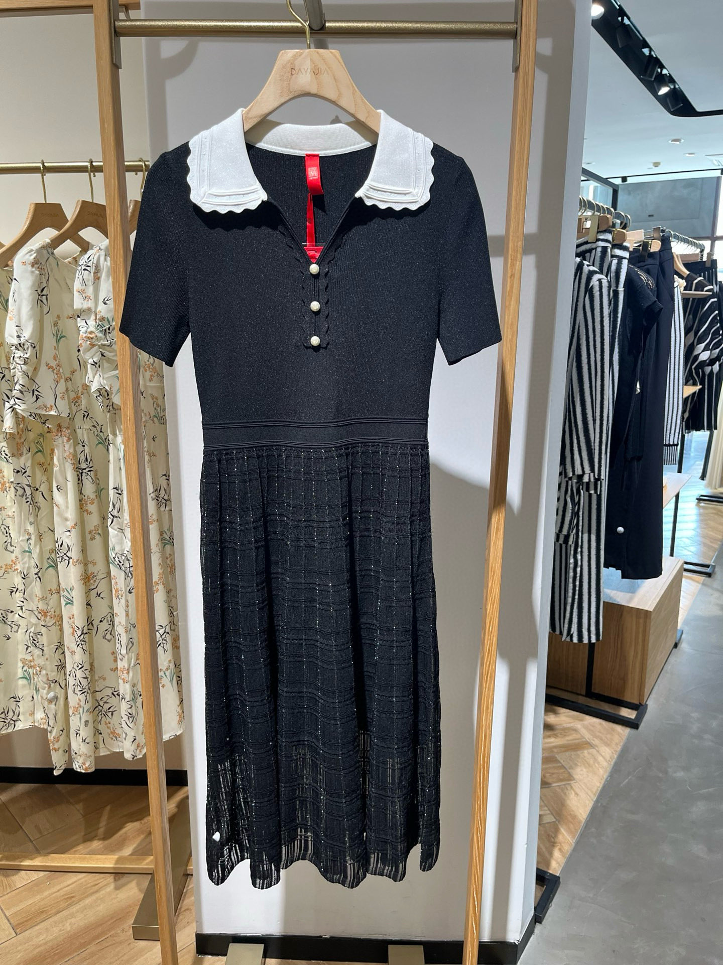 春夏款高级系列V翻领收腰A摆针织连衣裙 EPJEA9401A-4999