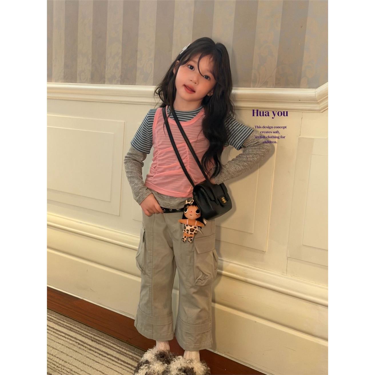 女宝超火套装2026新款秋季儿童叠穿背心条纹长袖T恤工装裤三件套