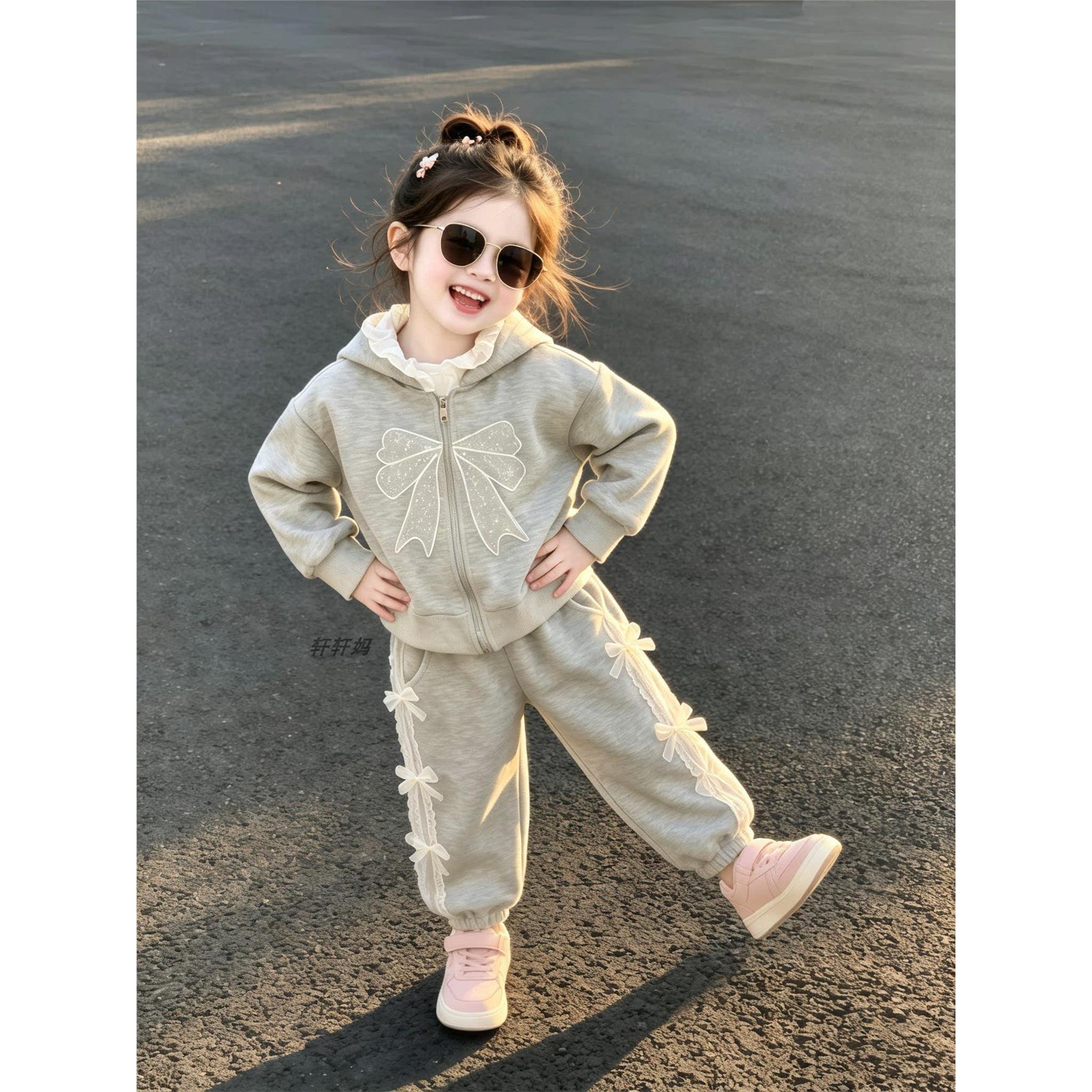 女宝秋季套装2026新款儿童超好看蕾丝连帽拼接蝴蝶结卫衣裤两件套