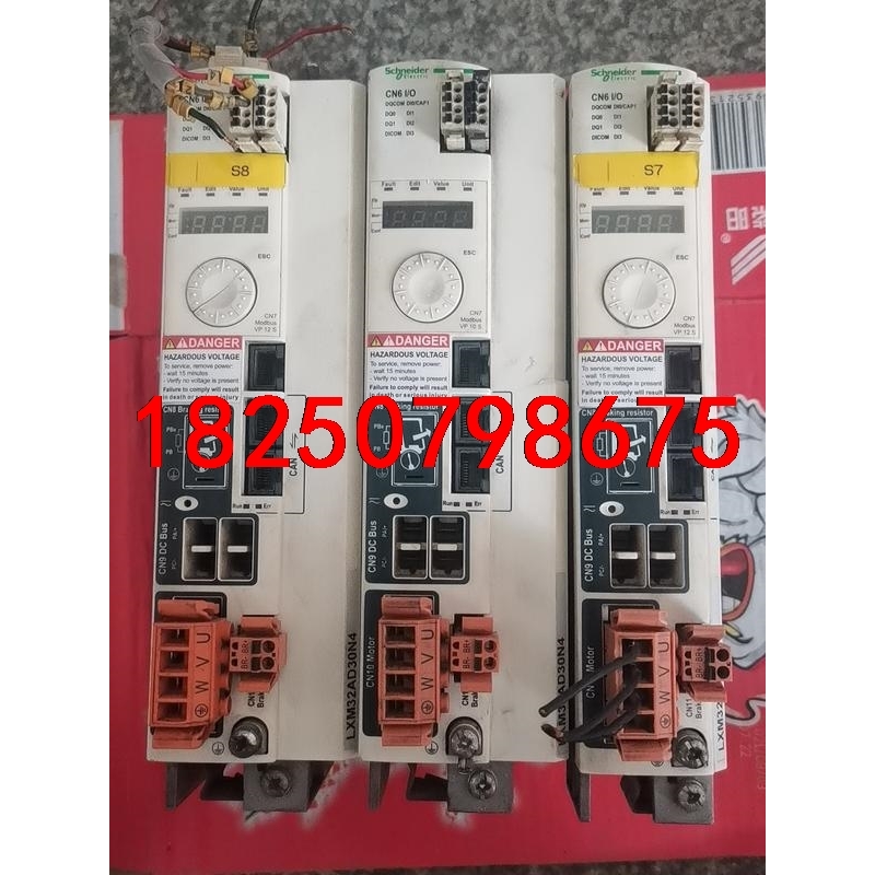 施耐德驱动LXM32AD30N4两台,有一台外壳轻微裂纹!通议价