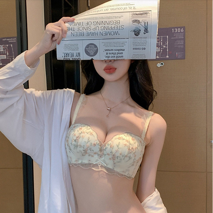 小胸加厚聚拢性感蕾丝无痕上托内衣女士无痕无钢圈调整型文胸套装