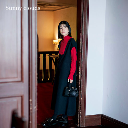 叠穿黑色针织连衣裙连肩袖