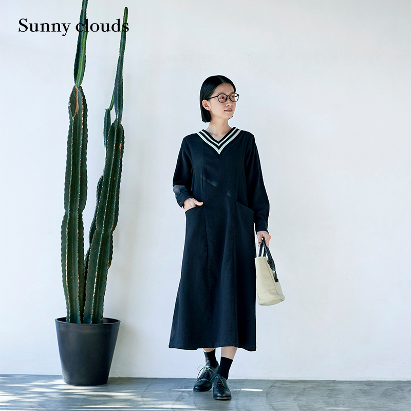 黑白撞色V领运动风连衣裙长裙