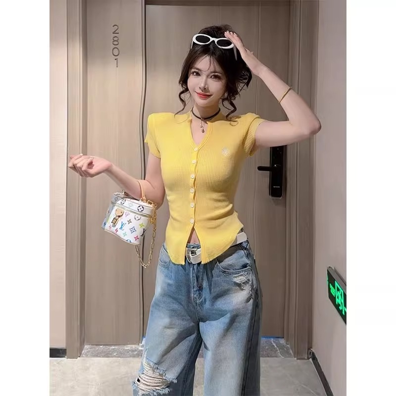 黄色正肩冰丝针织短袖T恤女夏季多巴胺穿搭修身显瘦短款开衫上衣