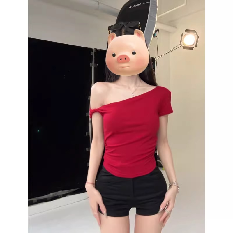 红色斜肩短袖T恤女夏季2025新款修身显瘦设计感辣妹露肩短款上衣