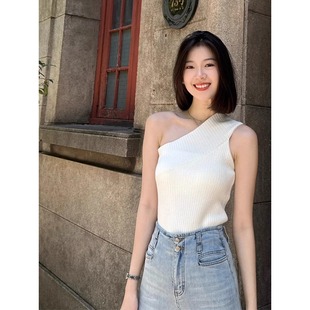 白色不規(guī)則斜肩冰絲針織背心女夏外穿高級感修身 上衣 辣妹露肩無袖
