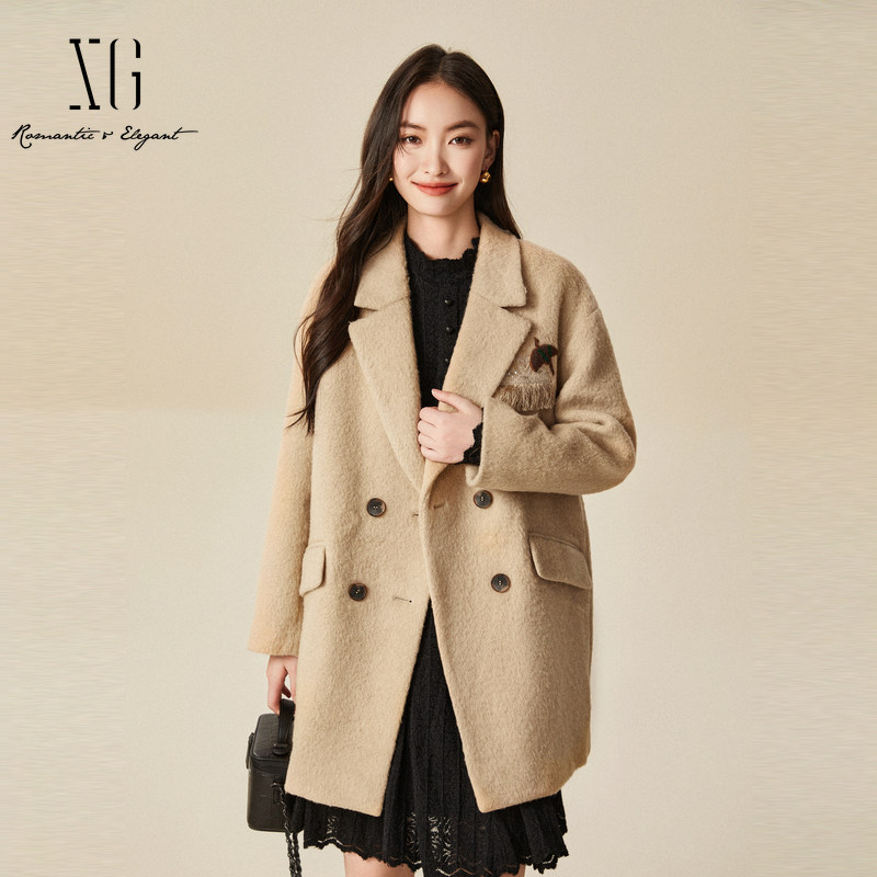 XG雪歌2024冬季新款毛呢外套时尚卡其色中长款大衣女XJ410049A373