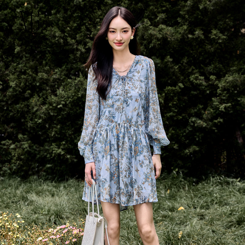 雪歌2024秋季新款复古碎花短款宽松长袖V领连衣裙女XJ304008B197