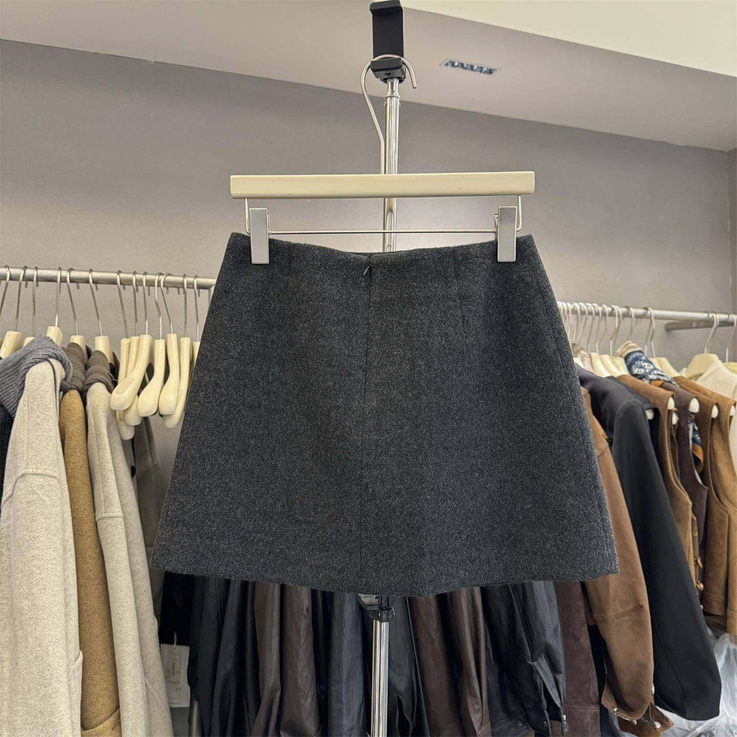 8090服饰25839正版秋冬韩系纽扣设计感A字防走光半身裙毛呢短裙女