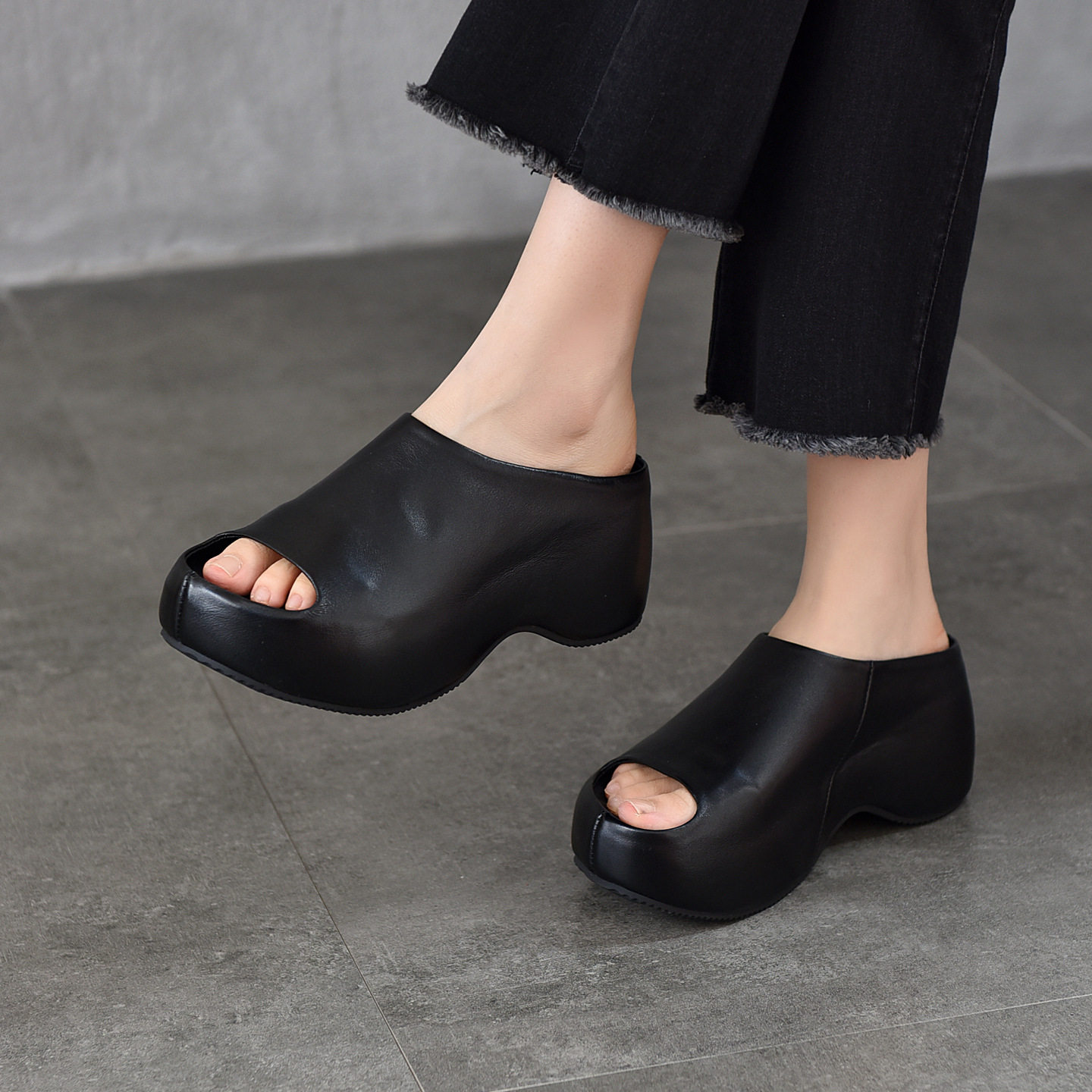 头层牛皮轻便厚底鱼嘴凉拖鞋女2026夏款外穿百搭勃肯一字拖鞋露趾