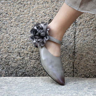 2026春季新款法式复古尖头花朵单鞋牛皮气质低跟单鞋女软底鞋子