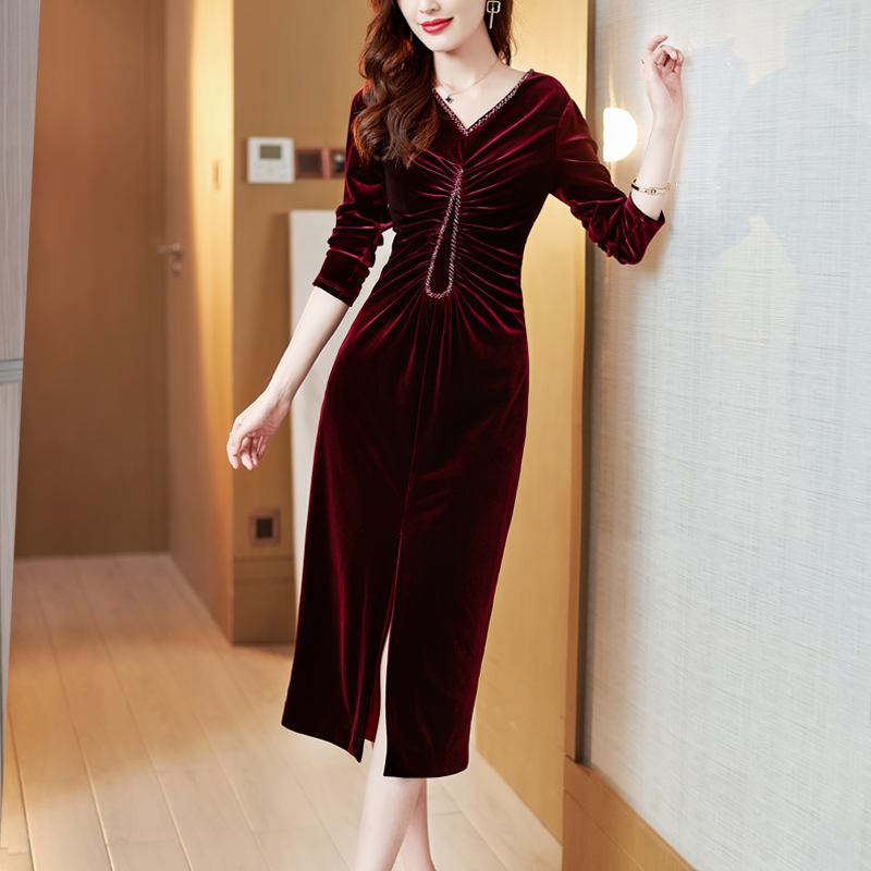 酒红色金丝绒连衣裙女长袖2025秋冬季新款V领钉珠裹胸礼服长款裙