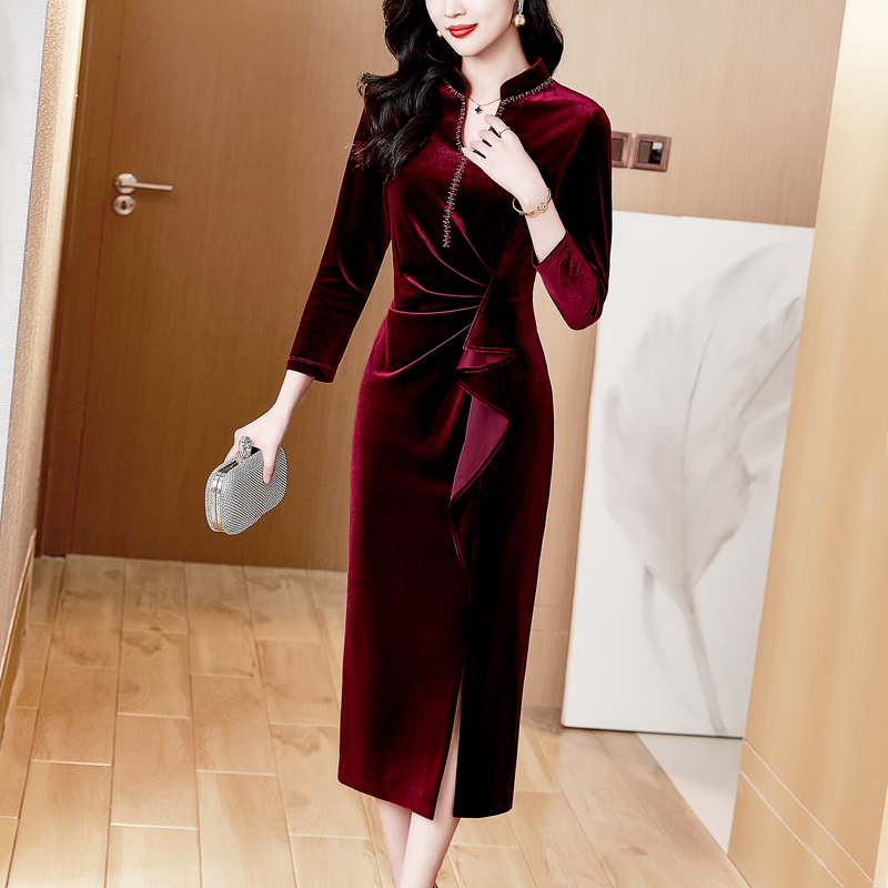 酒红色金丝绒连衣裙女2025年春秋新款喜妈妈礼服高端丝绒长款包臀