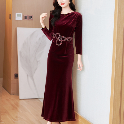 酒红色喜妈妈婚宴装丝绒连衣裙