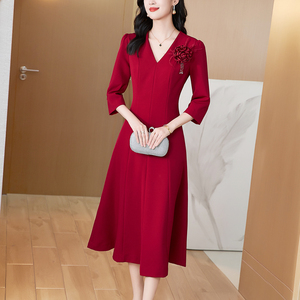 红色礼服连衣裙女中长款2025春夏新款高端气质品牌V领修身收腰裙