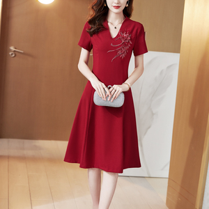 喜庆婆婆妈妈宴会礼服连衣裙2026夏季新款女装薄款刺绣V领旗袍裙