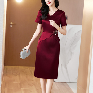 酒红醋酸连衣裙女2026新款夏季品牌婆婆妈妈参加婚礼服V领包臀裙