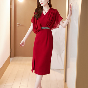 红色蝙蝠袖连衣裙女2026夏季新款优雅气质宴会礼服高贵收腰包臀裙