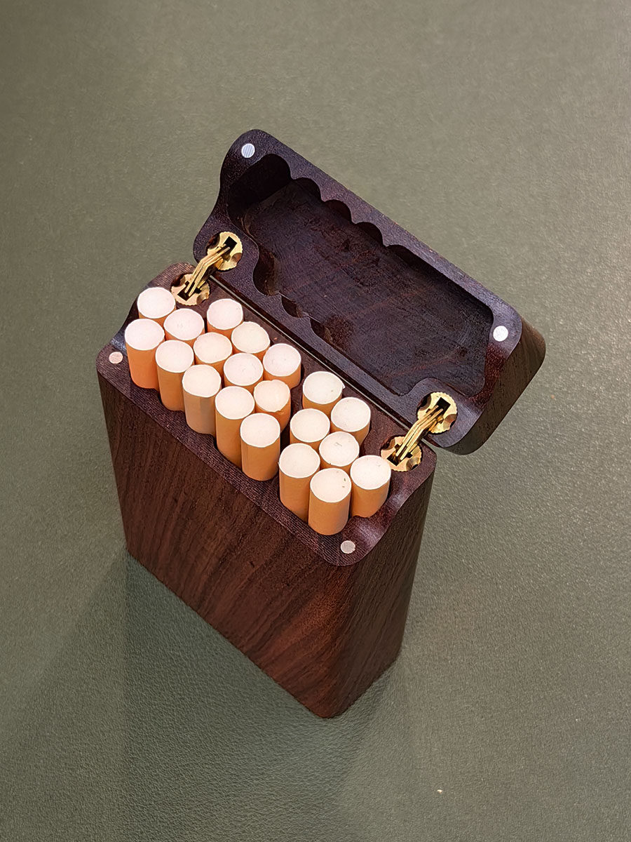 무지탕 설탄[MUZITANG XUETAN]은 속이 빈 조잡한 담배를 손으로 말아서 만든 견고한 목재 휴대용 담배 케이스로 라이터를 담을 수 있는 플립탑 뚜껑이 있습니다