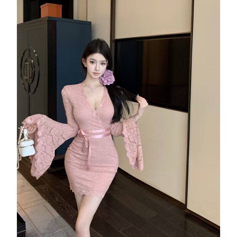 v领喇叭袖蕾丝连衣裙女春季紧身粉色裙子成熟御姐风性感包臀短裙