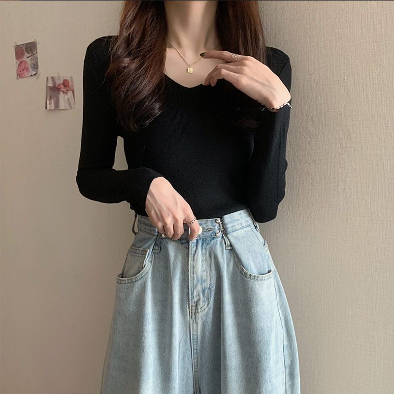 New slim fitting V-neck bottoming shirt in autumn and winter