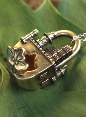 设计师原创925纯银项链吊坠，纯手工打造，可以打开门的精灵城堡