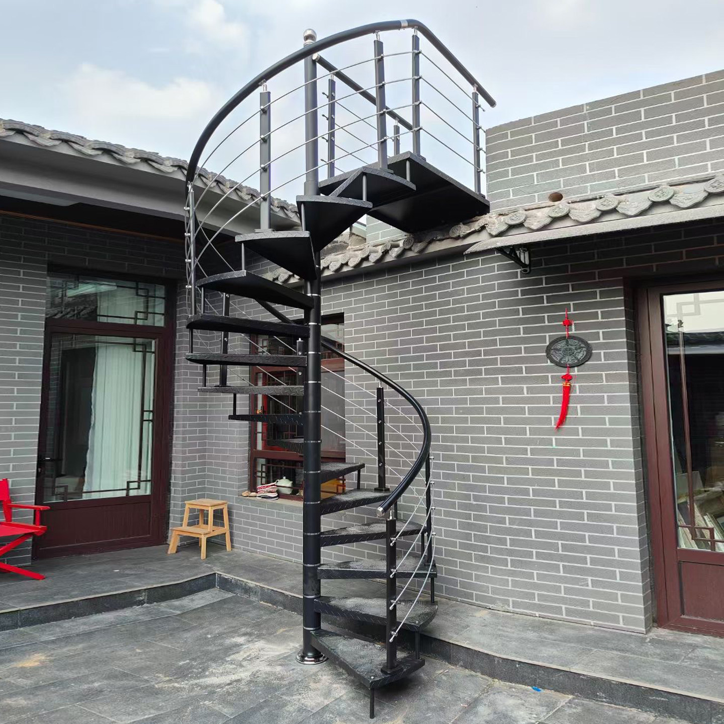 室外旋转楼梯中柱户外消防铁艺楼梯整体家用室内阳台防滑板定制