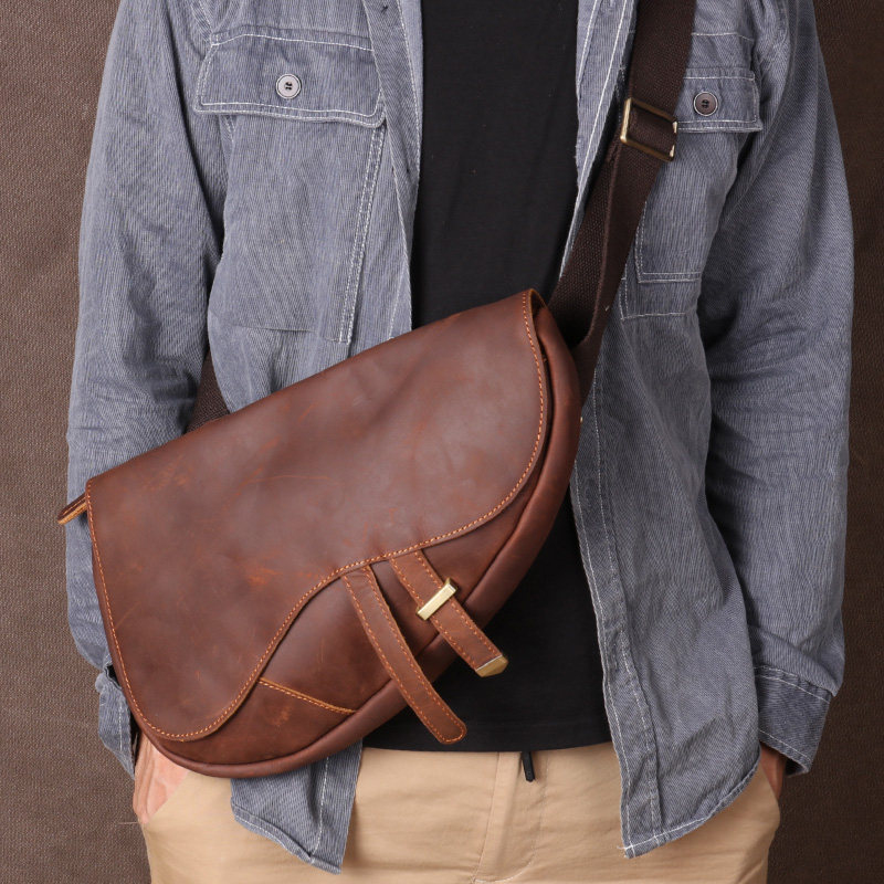 新品复古做旧男士疯马皮大胸包机车真牛皮斜挎包马鞍包单肩后背包
