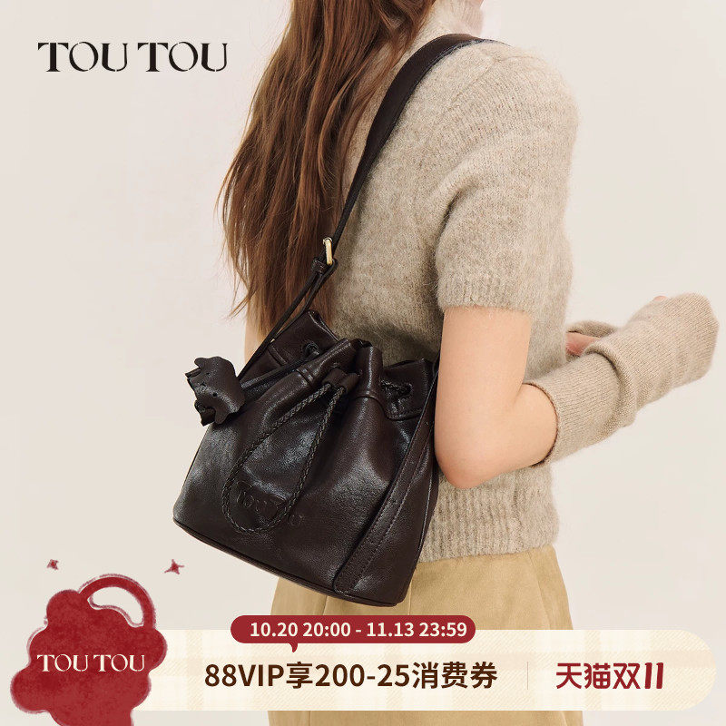TOUTOU秋冬新款羊羊得亿抽绳水桶包仿植鞣大容量通勤单肩斜挎包包