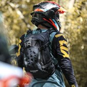 摩托车骑行背包防水双肩包机车头盔背包摩托骑行大容量便携背包