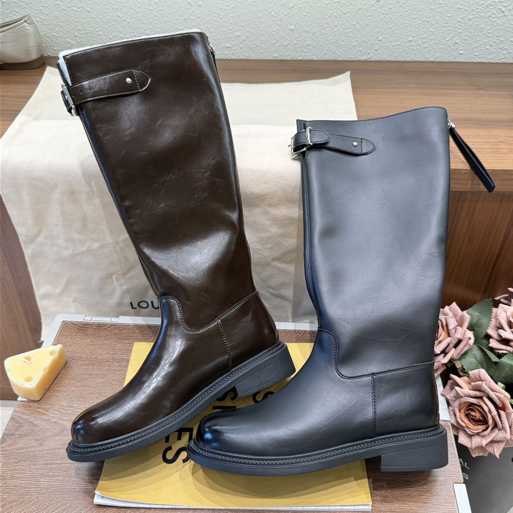 雨薇露露2025冬新英伦长筒靴加绒粗跟皮带扣后拉链高筒靴CX989-3A