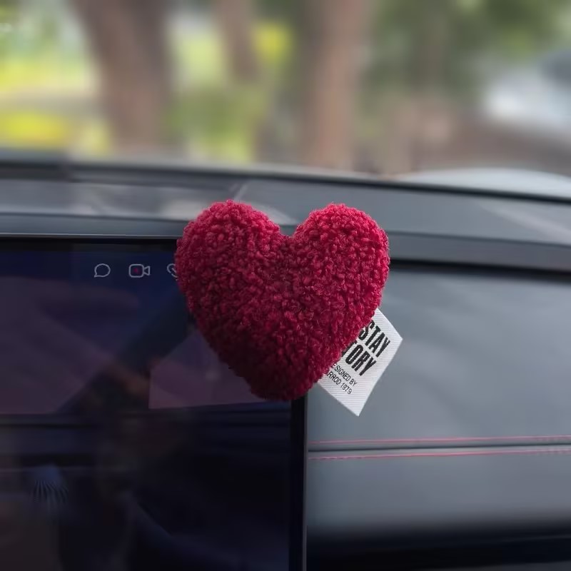 汽车毛绒爱心摆件心形可爱车载中控台屏幕后视镜装饰汽车内饰女生