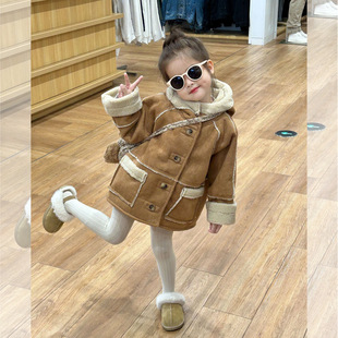 女童内里羊羔毛麂皮外套2024冬季新款韩版儿童加绒加厚连帽棉衣潮