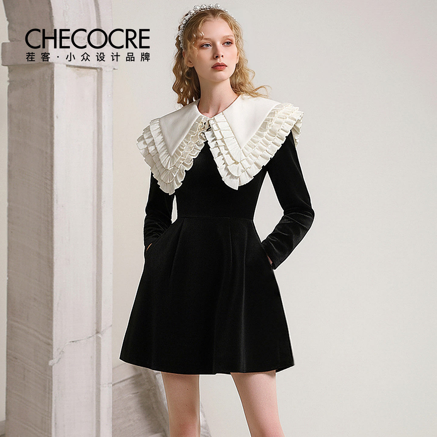 茬客娃娃领压褶收腰短裙