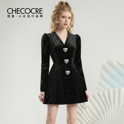 合适V领细闪爱心扣短裙