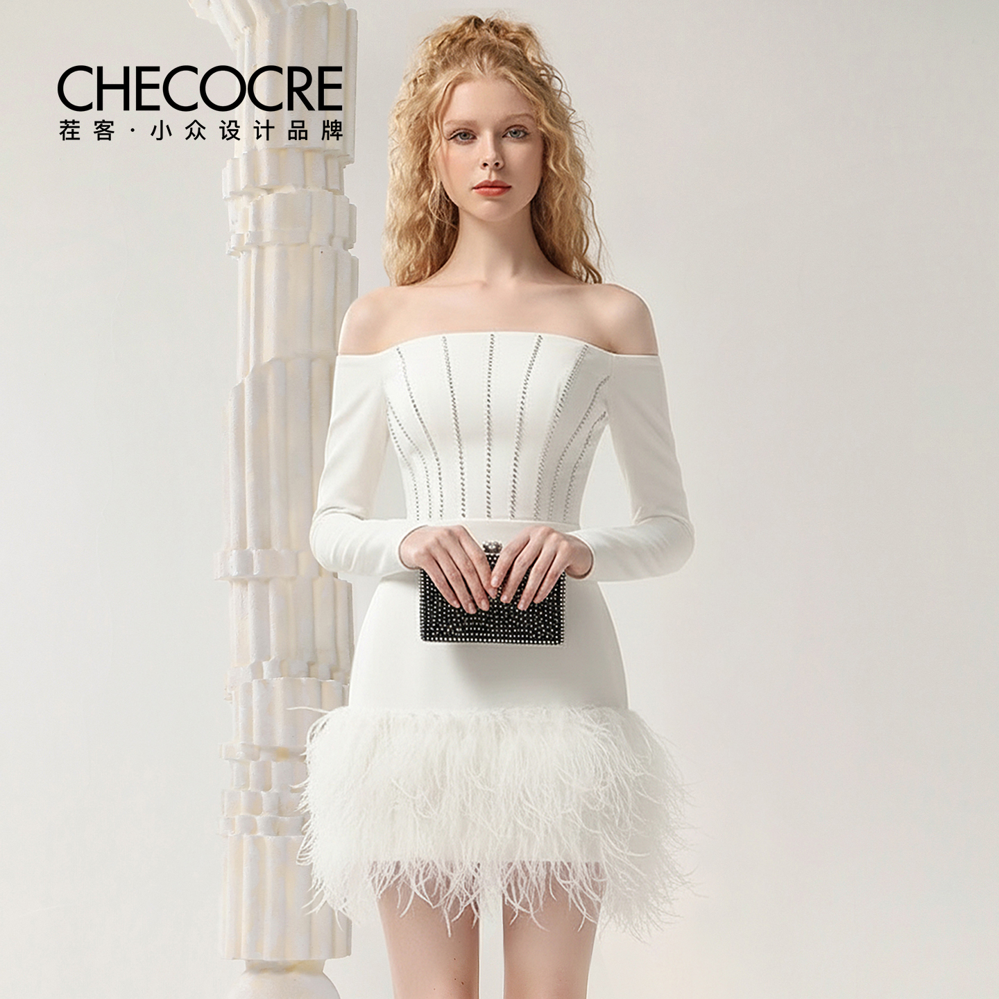 茬客一字肩收腰毛毛边短裙