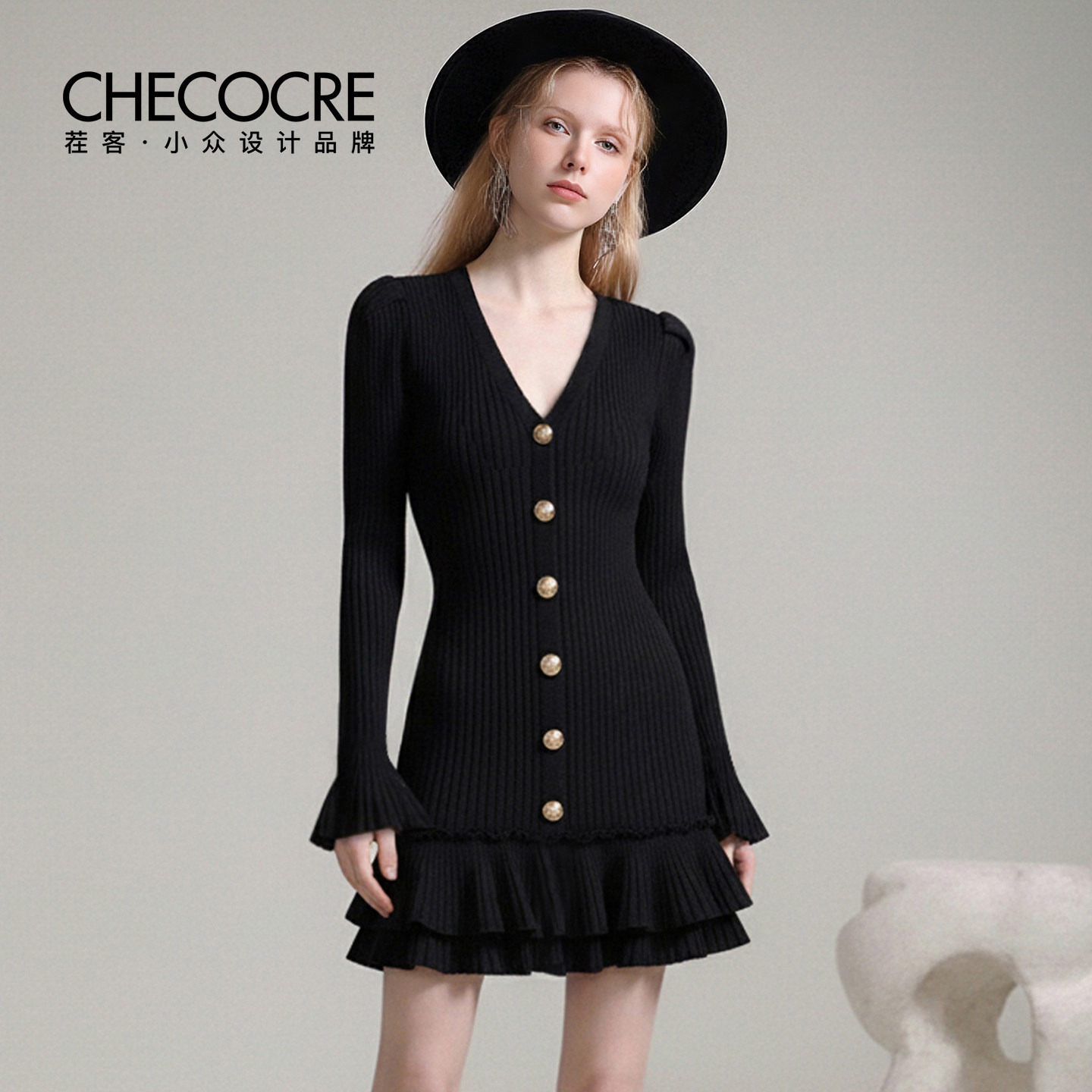 茬客V领微喇袖荷叶边短裙