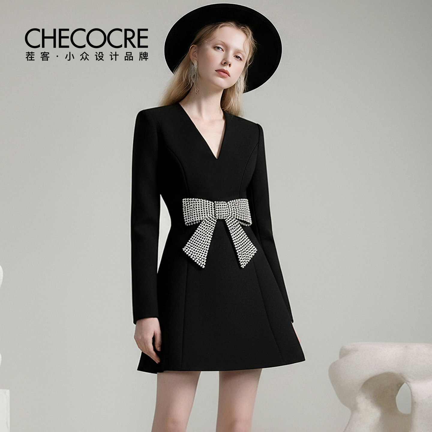 茬客气质时尚风V领蝴蝶结连衣裙