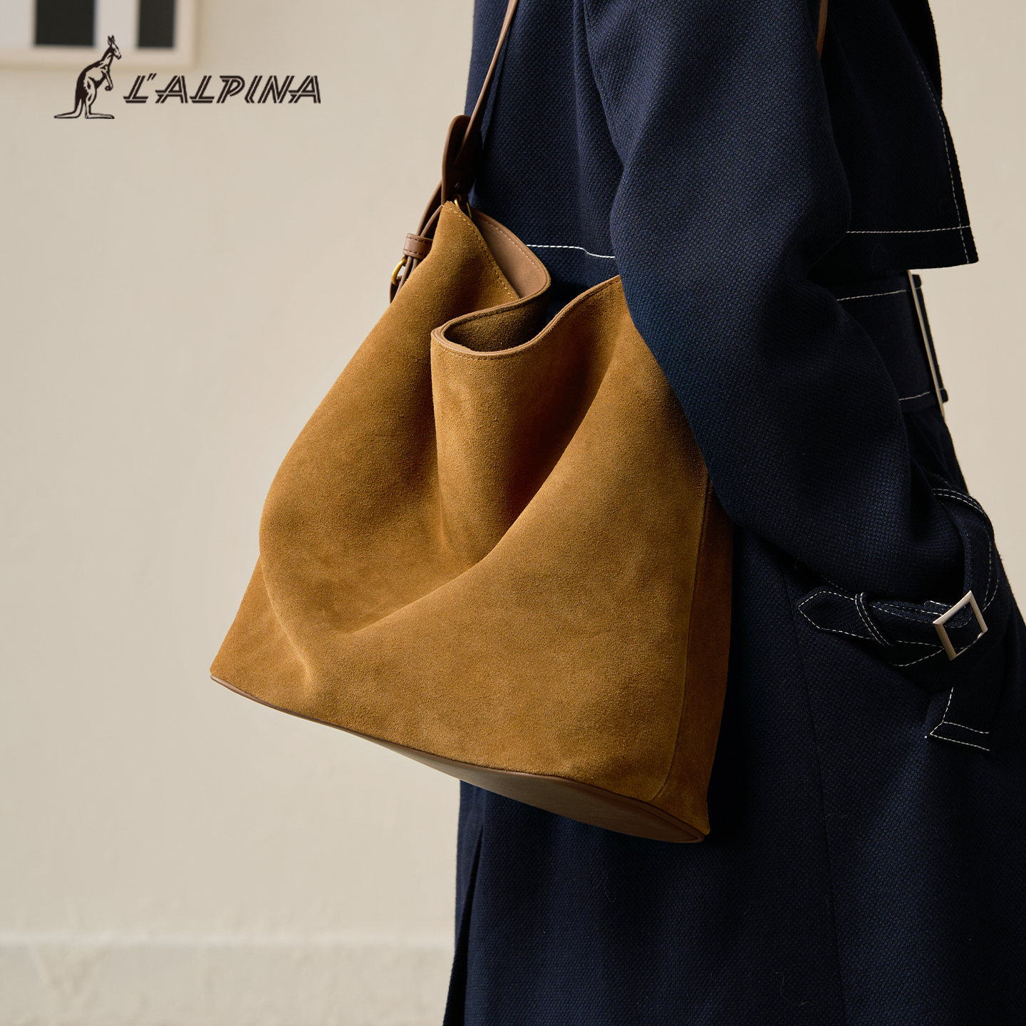 LALPINA2025新款麂皮绒水桶包
