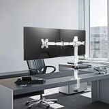 Двойной экранный компьютер роботизированный рычаг.